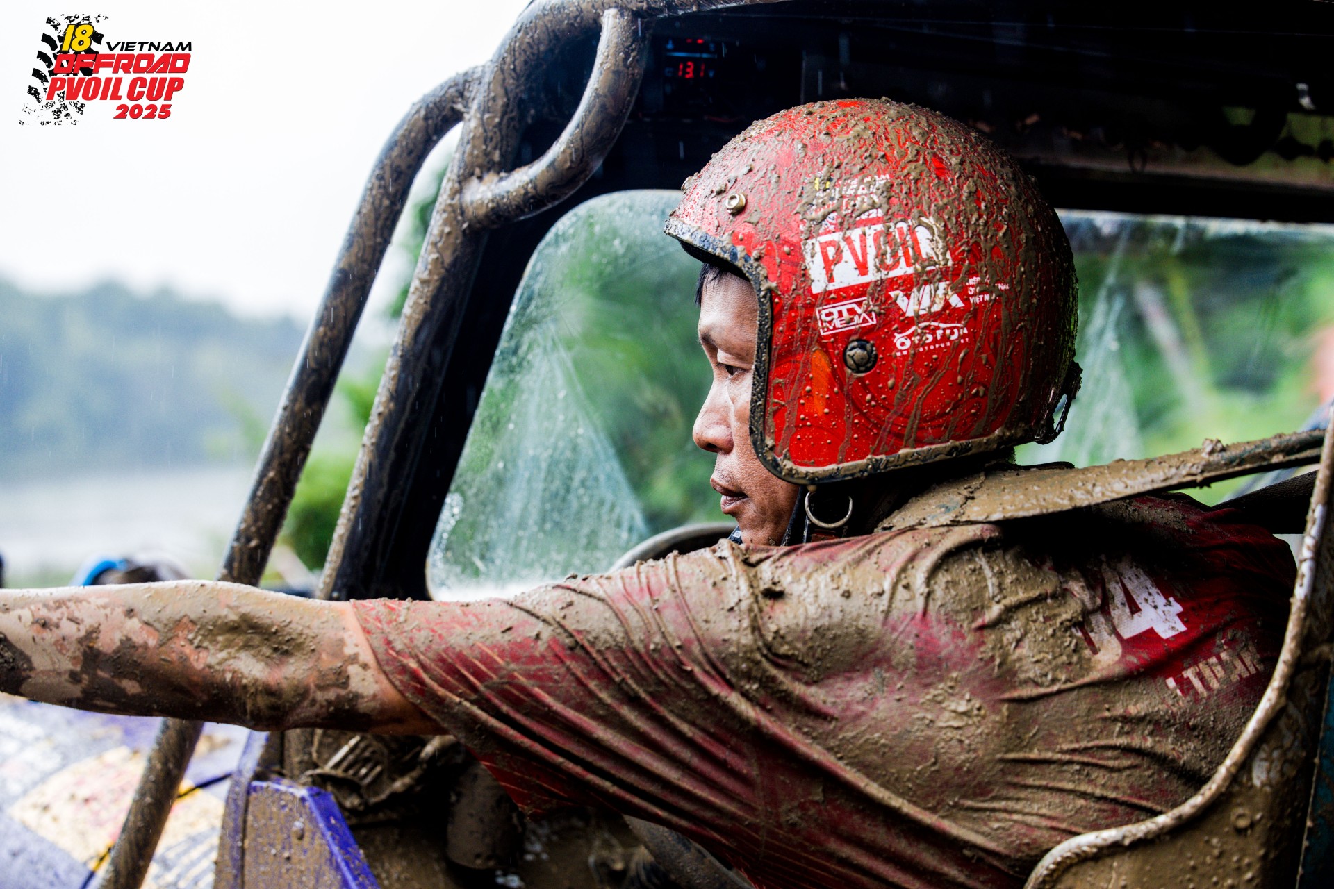 Các đội đua dầm mưa trong ngày thi đấu đầu tiên của PVOIL VOC 2025 Các đội đua dầm mưa trong ngày thi đấu đầu tiên của PVOIL VOC 2025