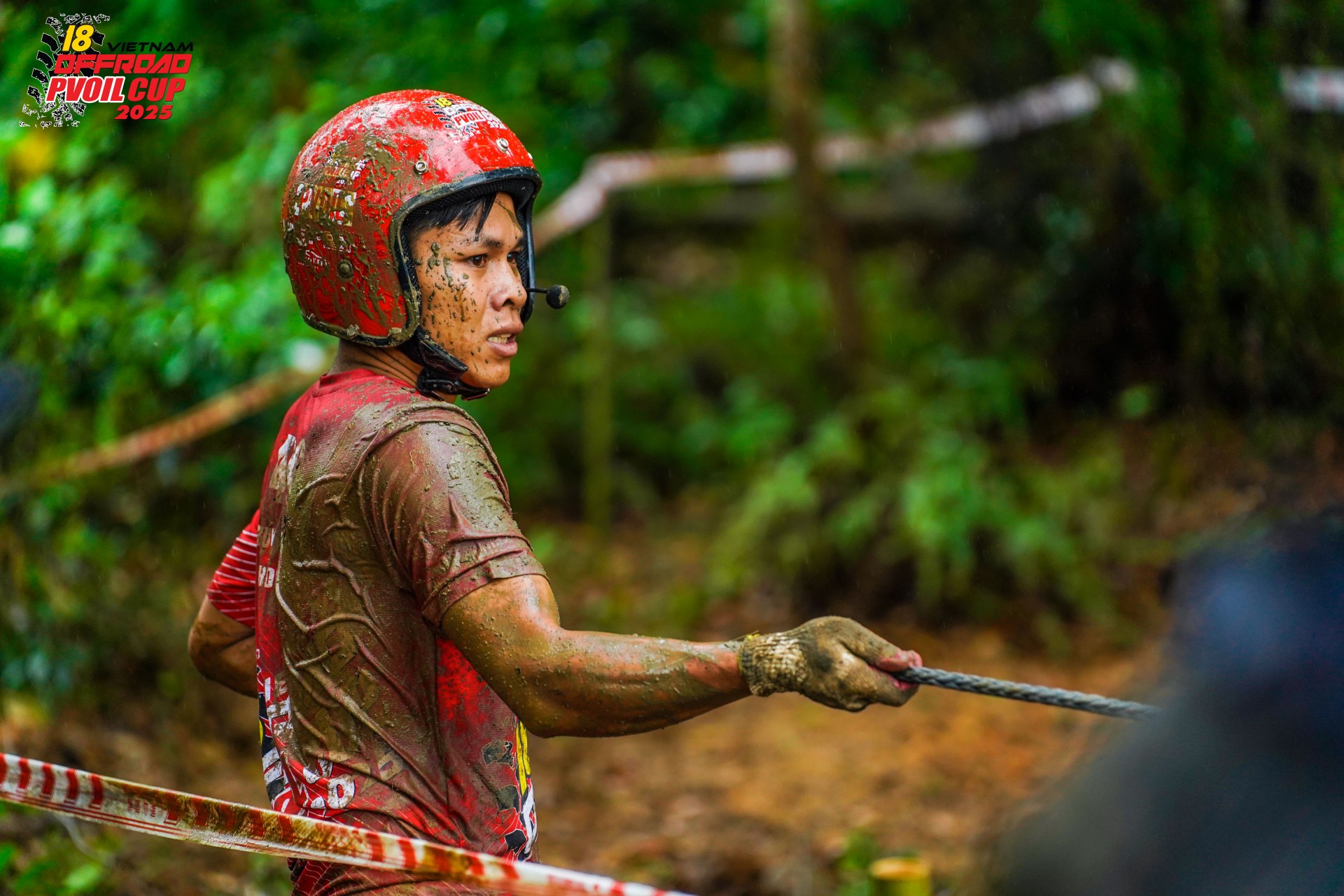 Các đội đua dầm mưa trong ngày thi đấu đầu tiên của PVOIL VOC 2025 Các đội đua dầm mưa trong ngày thi đấu đầu tiên của PVOIL VOC 2025