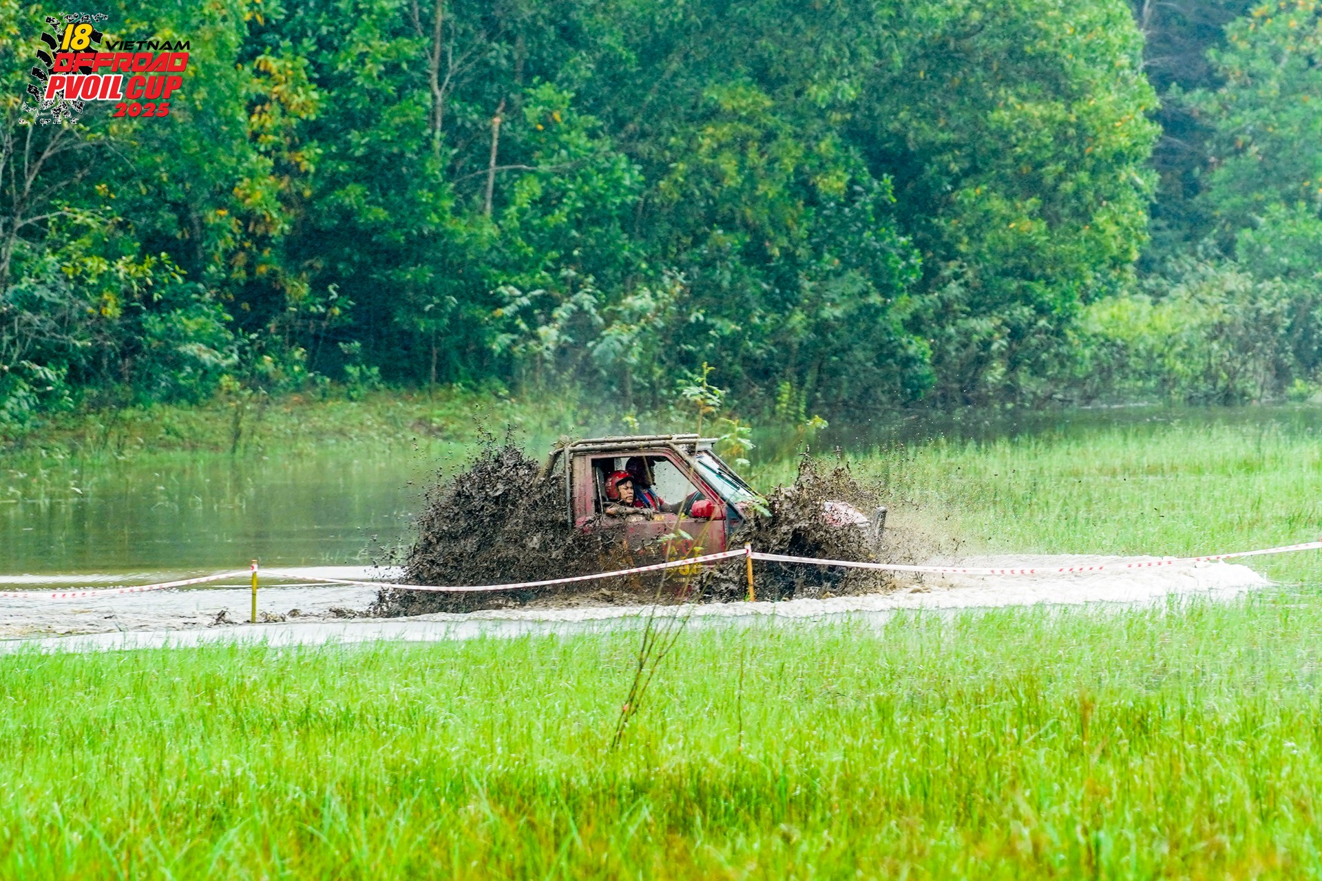 Các đội đua dầm mưa trong ngày thi đấu đầu tiên của PVOIL VOC 2025 Các đội đua dầm mưa trong ngày thi đấu đầu tiên của PVOIL VOC 2025