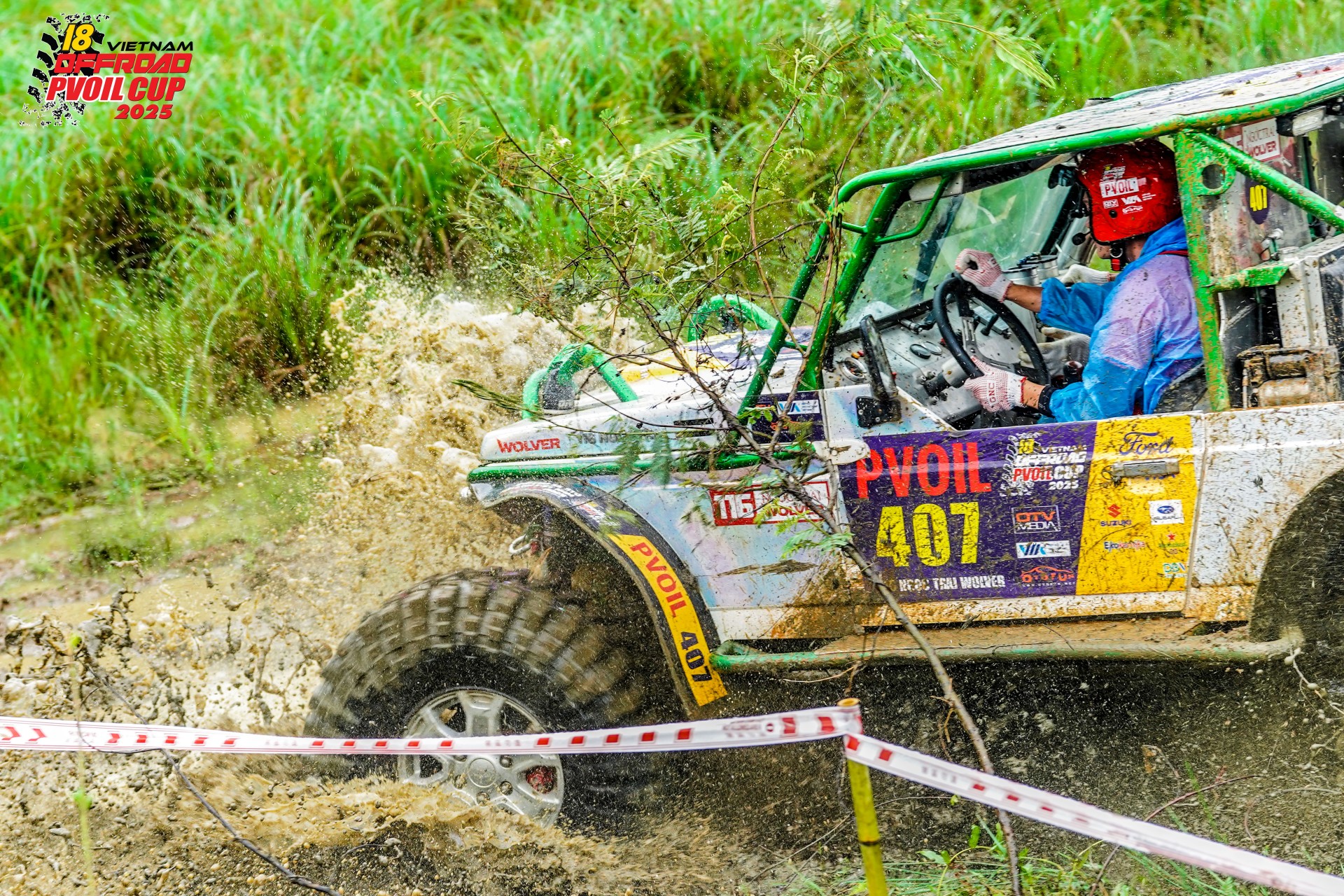 Các đội đua dầm mưa trong ngày thi đấu đầu tiên của PVOIL VOC 2025 Các đội đua dầm mưa trong ngày thi đấu đầu tiên của PVOIL VOC 2025