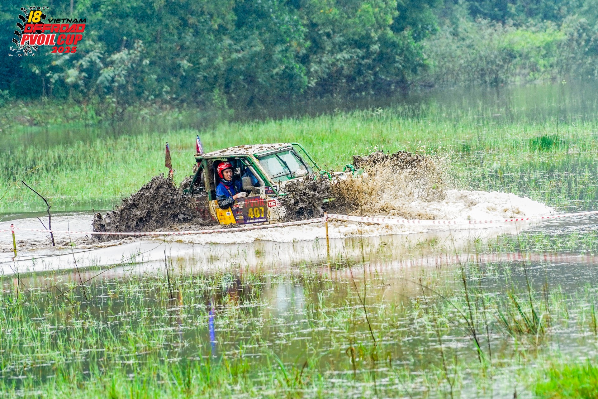 Các đội đua dầm mưa trong ngày thi đấu đầu tiên của PVOIL VOC 2025 Các đội đua dầm mưa trong ngày thi đấu đầu tiên của PVOIL VOC 2025