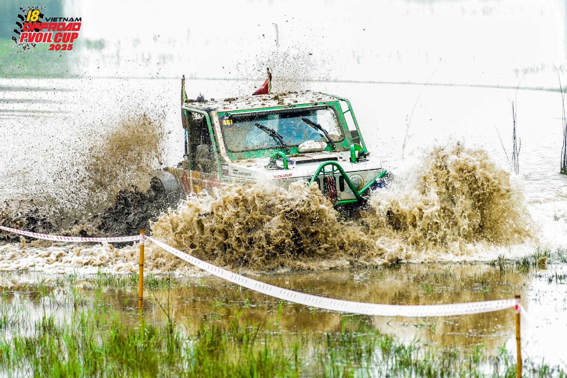 Các đội đua dầm mưa trong ngày thi đấu đầu tiên của PVOIL VOC 2025 Các đội đua dầm mưa trong ngày thi đấu đầu tiên của PVOIL VOC 2025