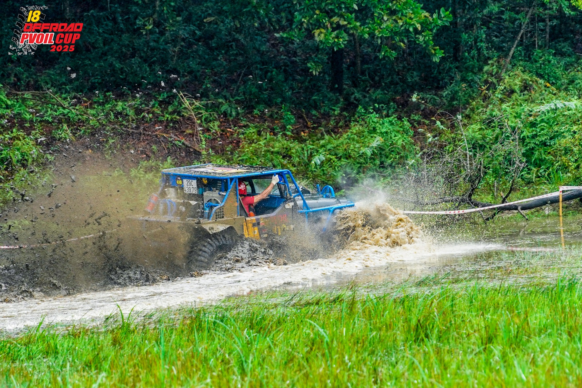 Các đội đua dầm mưa trong ngày thi đấu đầu tiên của PVOIL VOC 2025 Các đội đua dầm mưa trong ngày thi đấu đầu tiên của PVOIL VOC 2025