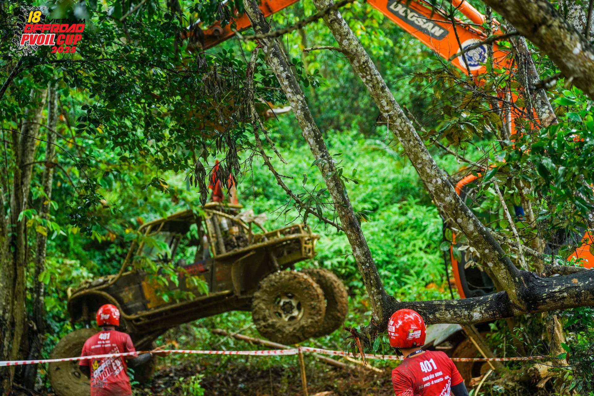 Các đội đua dầm mưa trong ngày thi đấu đầu tiên của PVOIL VOC 2025 Các đội đua dầm mưa trong ngày thi đấu đầu tiên của PVOIL VOC 2025