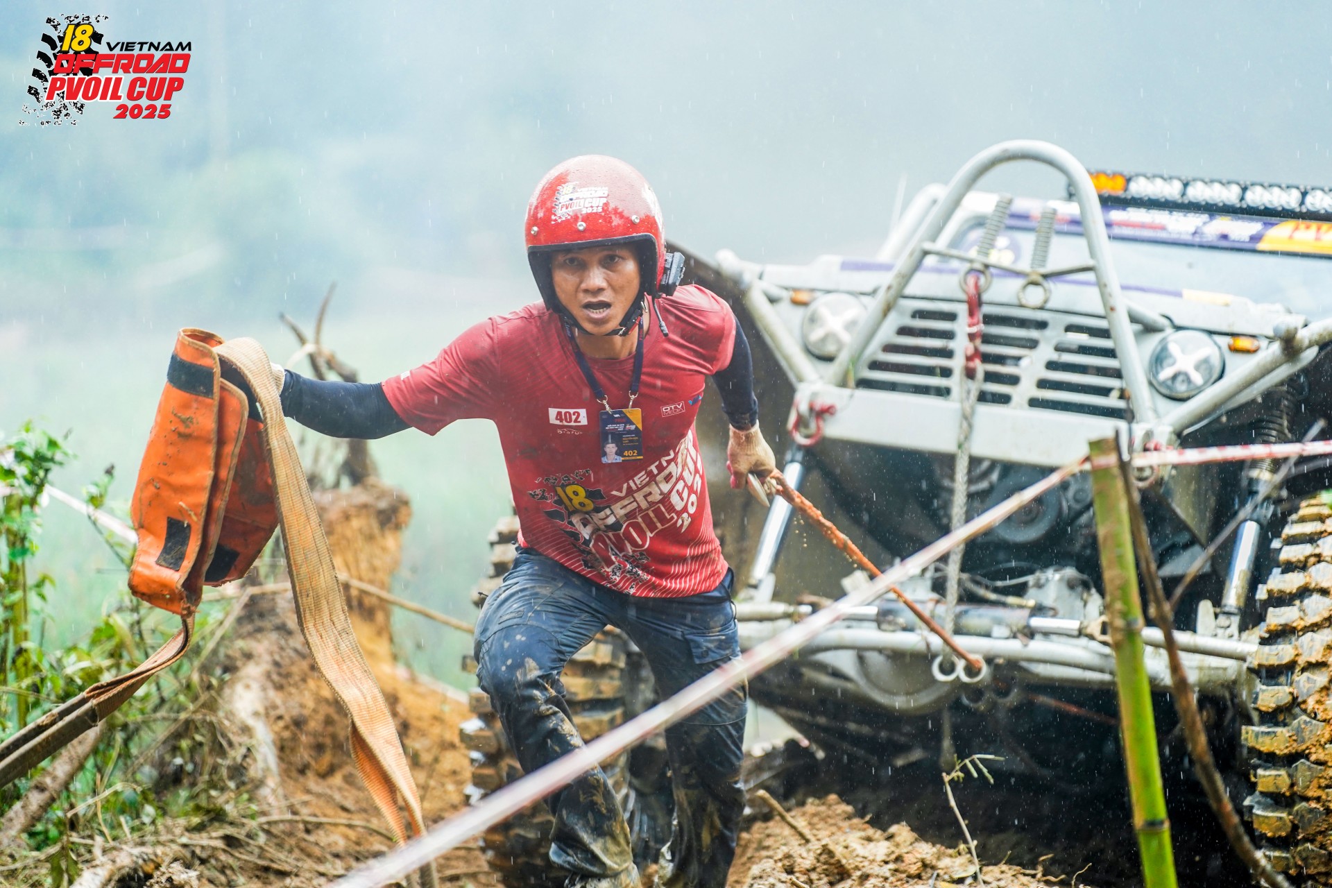 Các đội đua dầm mưa trong ngày thi đấu đầu tiên của PVOIL VOC 2025 Các đội đua dầm mưa trong ngày thi đấu đầu tiên của PVOIL VOC 2025