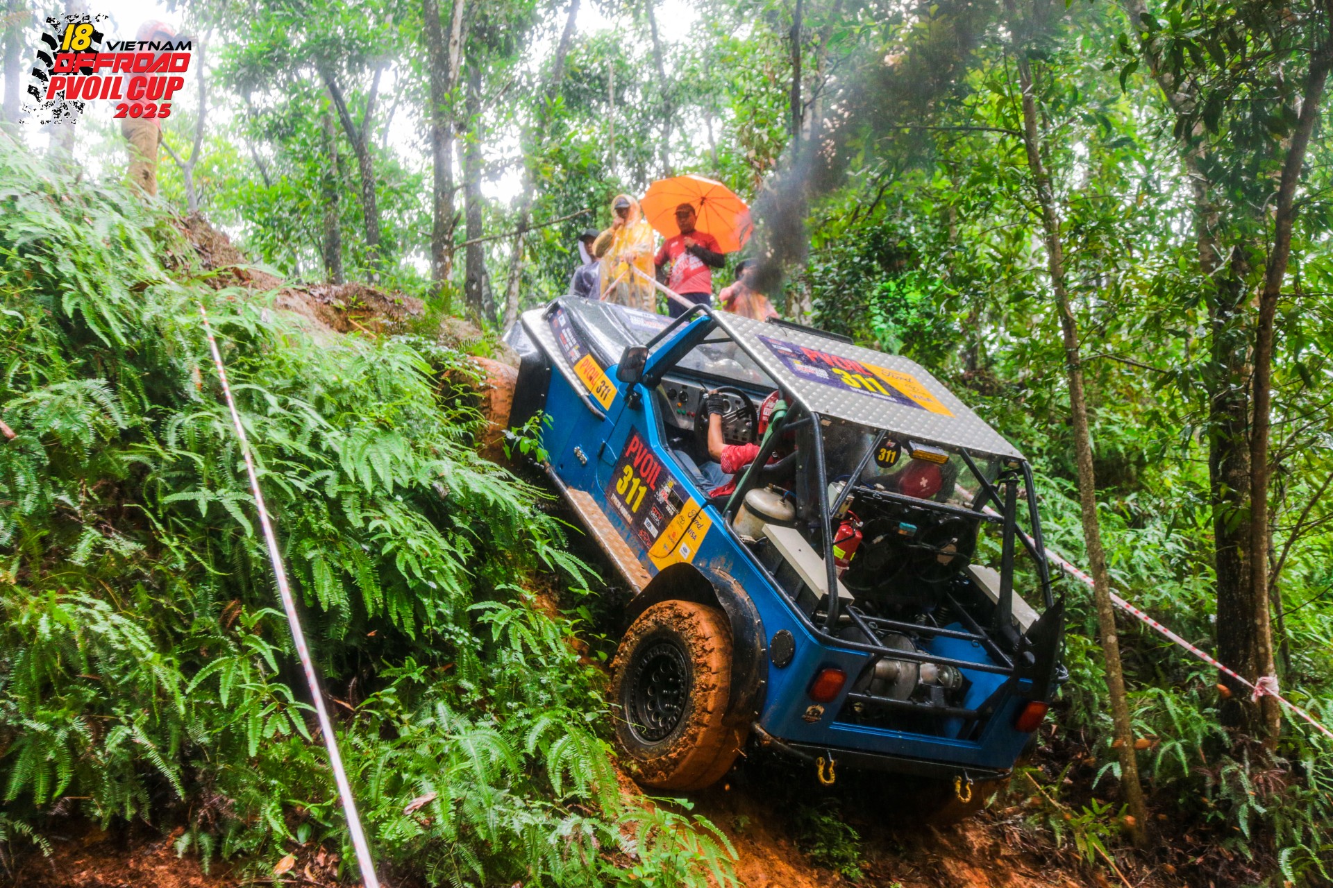 Các đội đua dầm mưa trong ngày thi đấu đầu tiên của PVOIL VOC 2025 Các đội đua dầm mưa trong ngày thi đấu đầu tiên của PVOIL VOC 2025