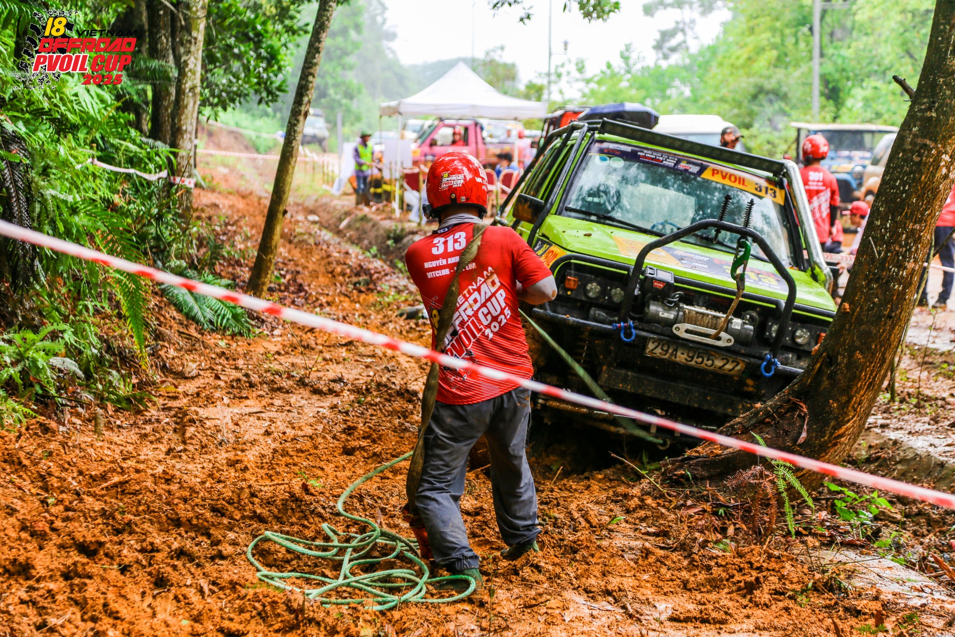 Các đội đua dầm mưa trong ngày thi đấu đầu tiên của PVOIL VOC 2025 Các đội đua dầm mưa trong ngày thi đấu đầu tiên của PVOIL VOC 2025