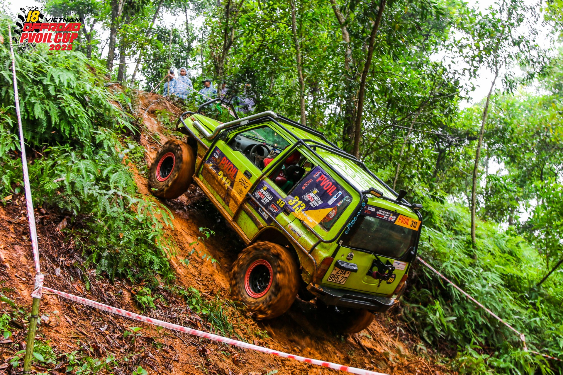 Các đội đua dầm mưa trong ngày thi đấu đầu tiên của PVOIL VOC 2025 Các đội đua dầm mưa trong ngày thi đấu đầu tiên của PVOIL VOC 2025