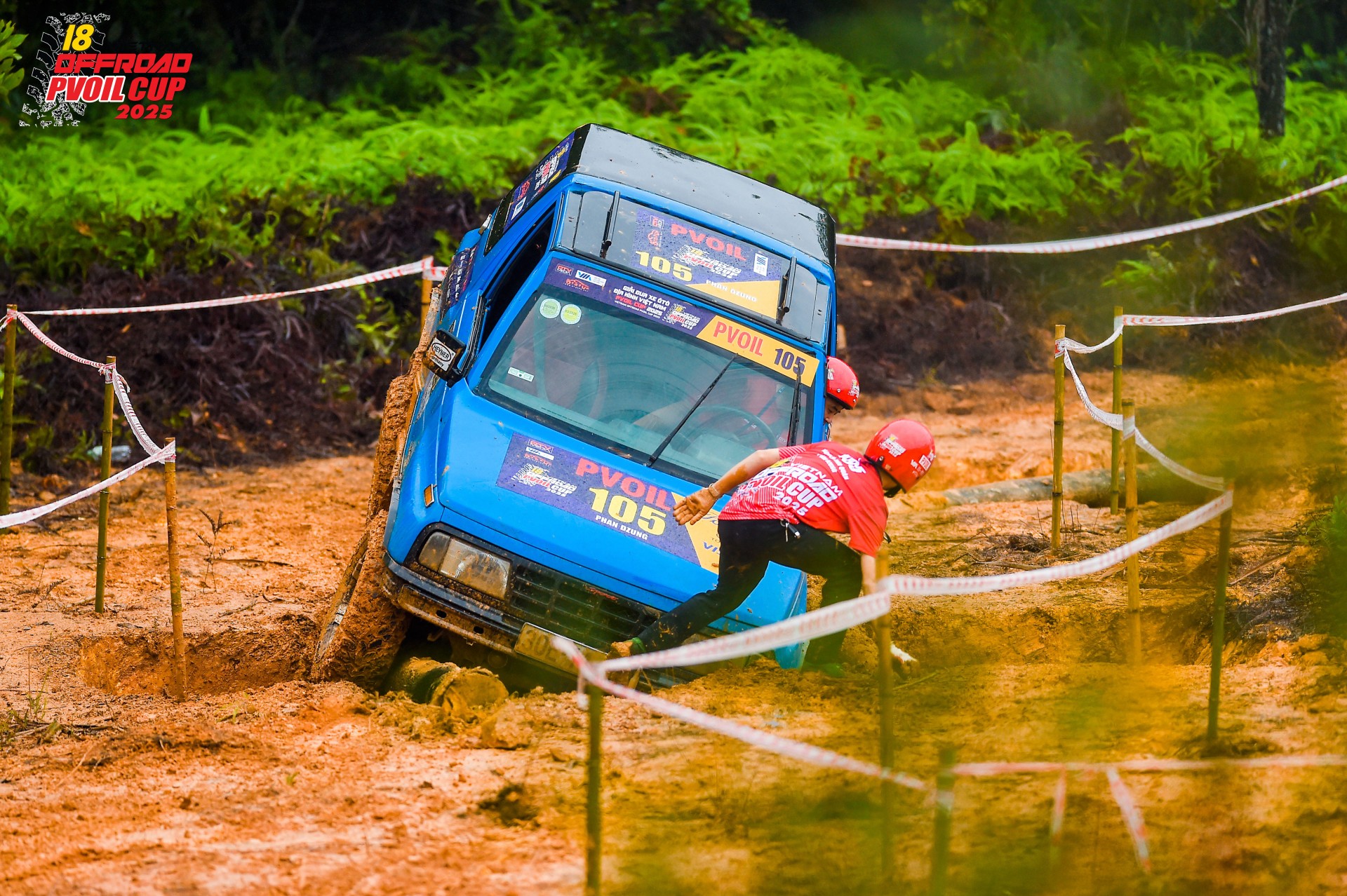 Các đội đua dầm mưa trong ngày thi đấu đầu tiên của PVOIL VOC 2025 Các đội đua dầm mưa trong ngày thi đấu đầu tiên của PVOIL VOC 2025