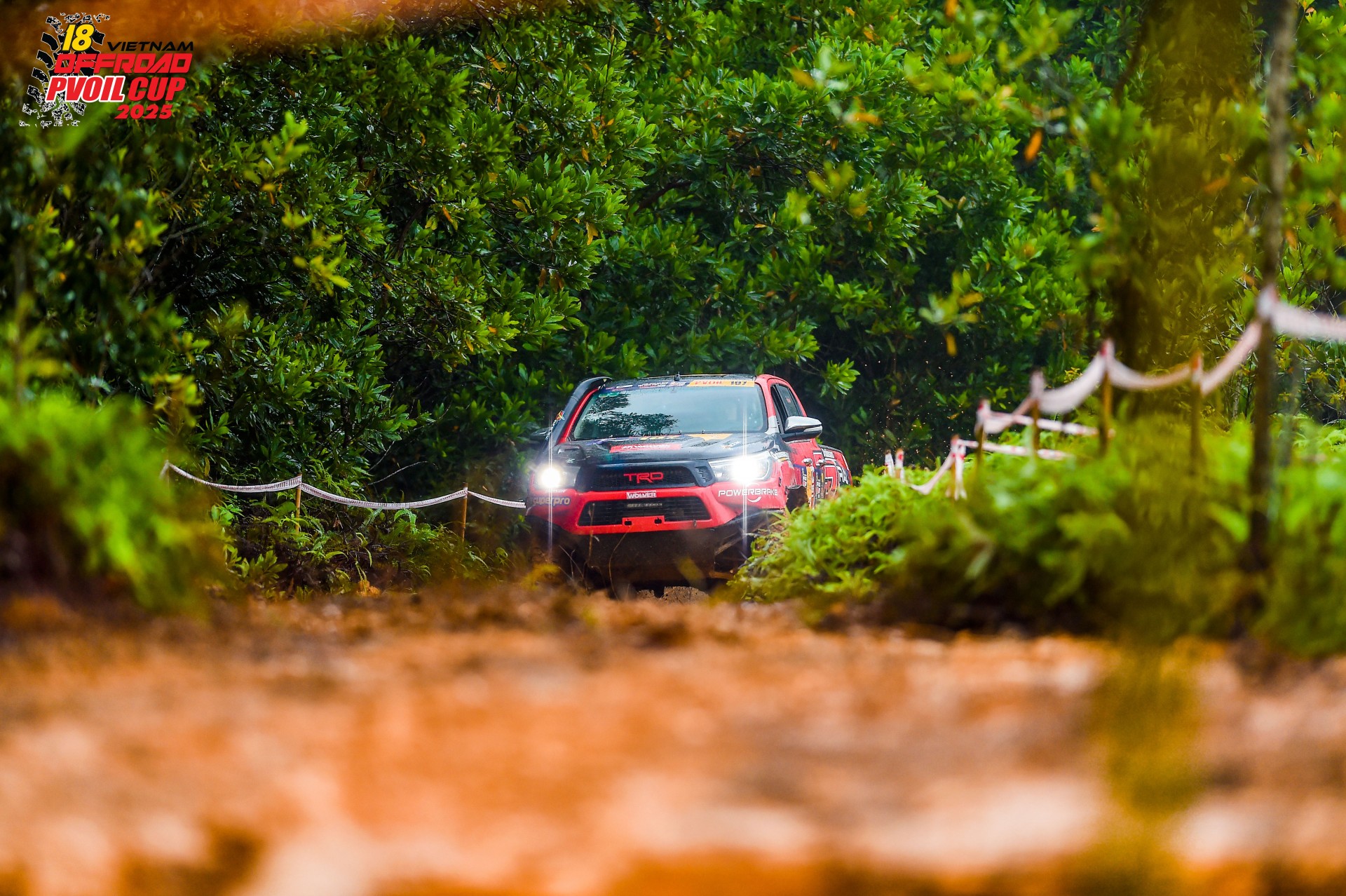 Các đội đua dầm mưa trong ngày thi đấu đầu tiên của PVOIL VOC 2025 Các đội đua dầm mưa trong ngày thi đấu đầu tiên của PVOIL VOC 2025