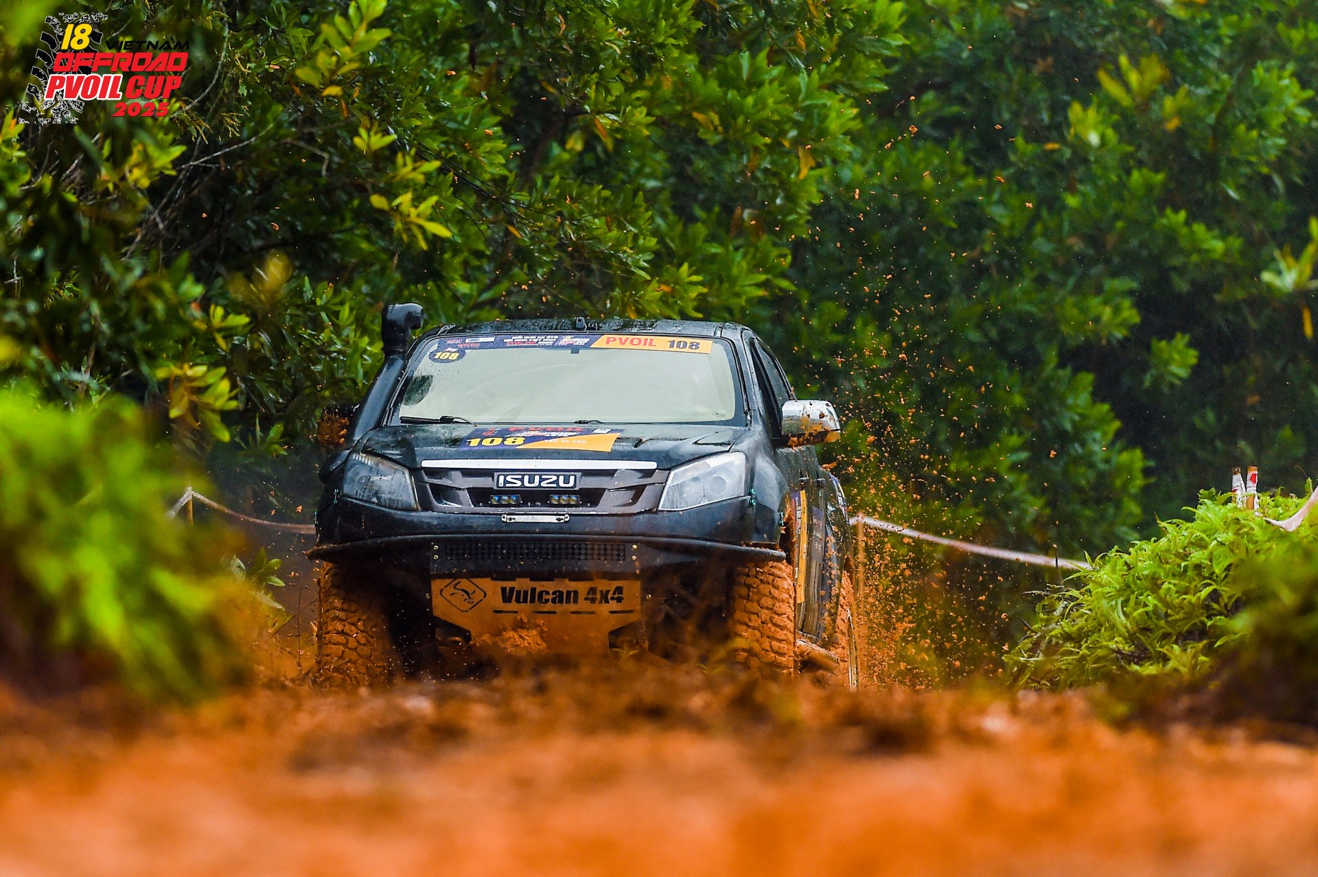 Các đội đua dầm mưa trong ngày thi đấu đầu tiên của PVOIL VOC 2025 Các đội đua dầm mưa trong ngày thi đấu đầu tiên của PVOIL VOC 2025