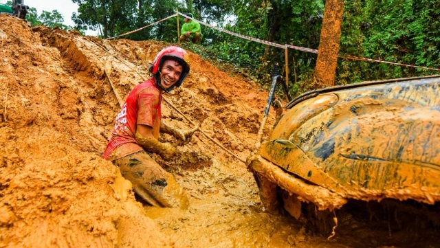 Màn 'tắm bùn' ấn tượng của những đội đua tại PVOIL VOC 2025