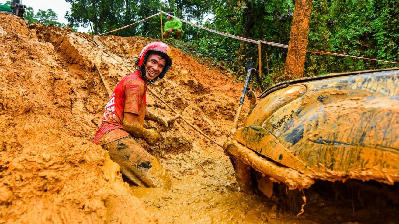 Màn 'tắm bùn' ấn tượng của những đội đua tại PVOIL VOC 2025