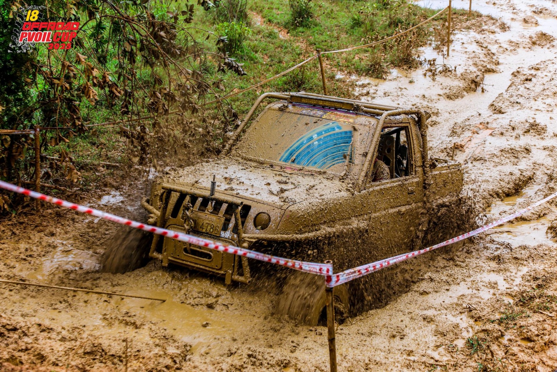 Màn 'tắm bùn' ấn tượng của những đội đua tại PVOIL VOC 2025