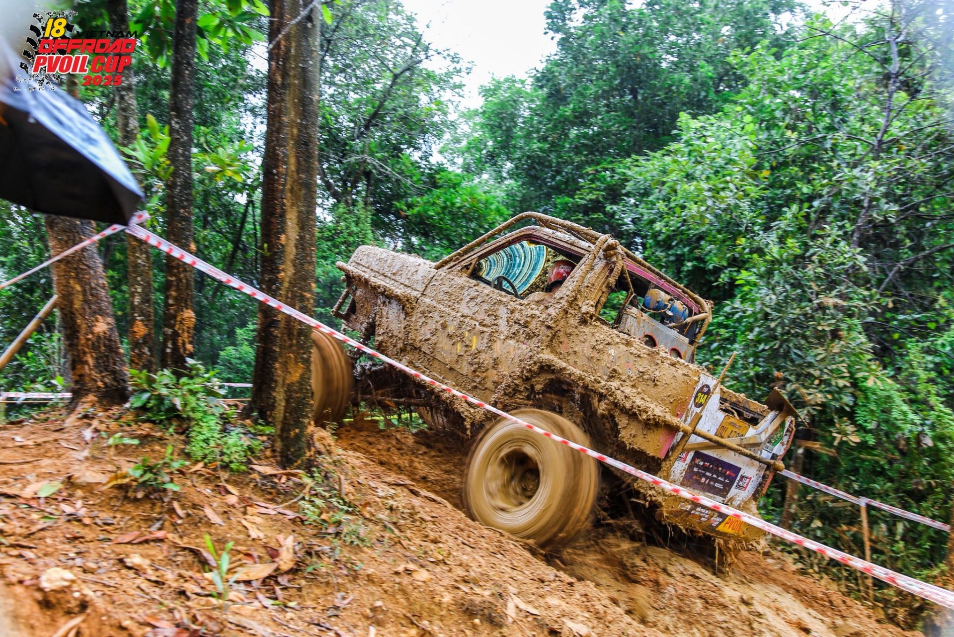 Màn 'tắm bùn' ấn tượng của những đội đua tại PVOIL VOC 2025