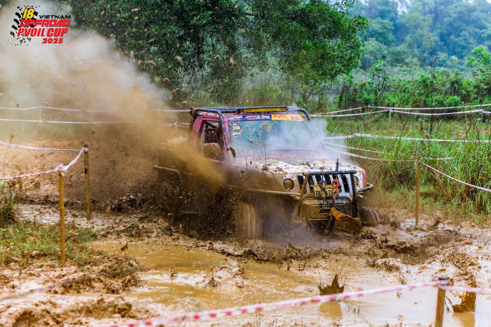 Màn 'tắm bùn' ấn tượng của những đội đua tại PVOIL VOC 2025