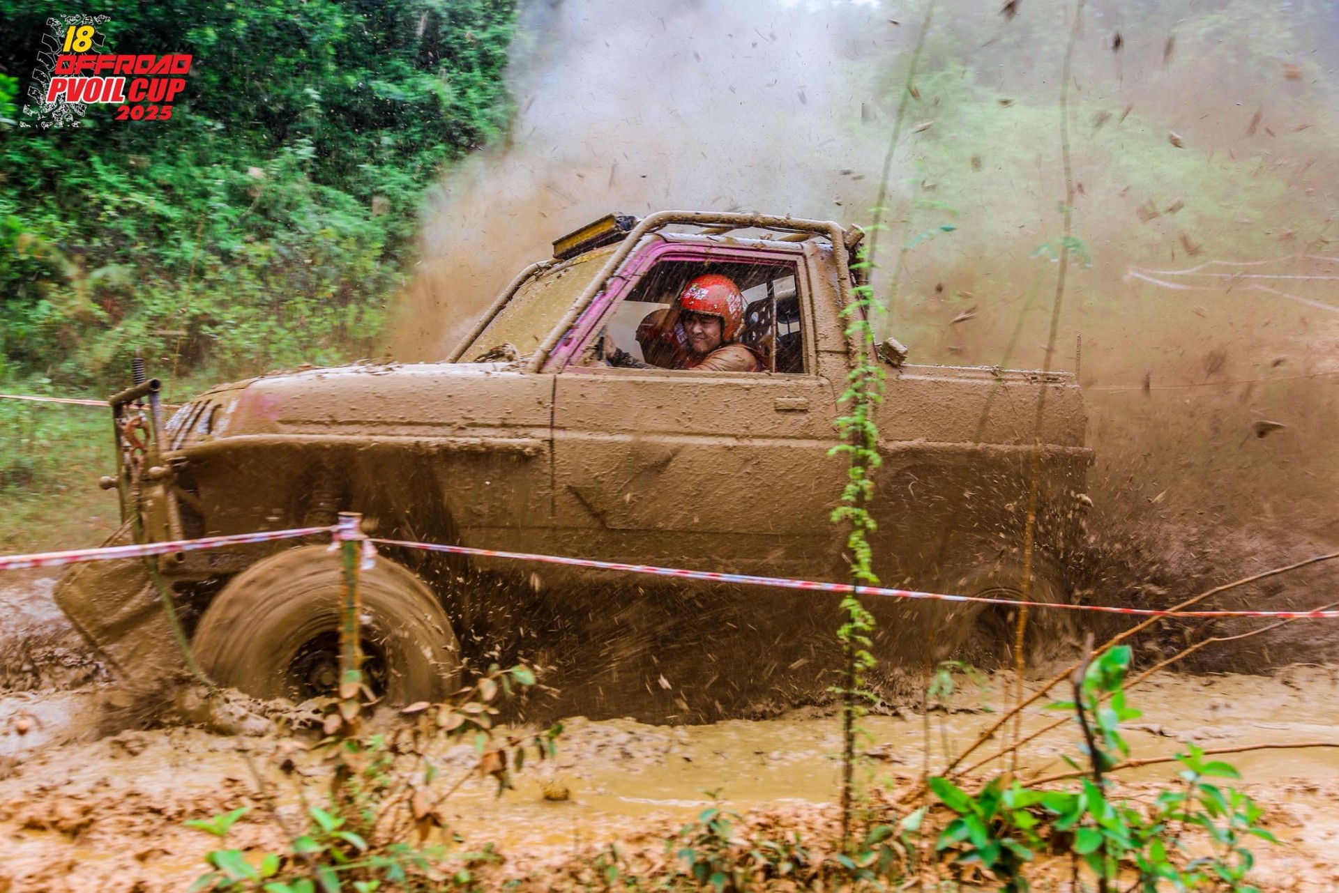 Màn 'tắm bùn' ấn tượng của những đội đua tại PVOIL VOC 2025