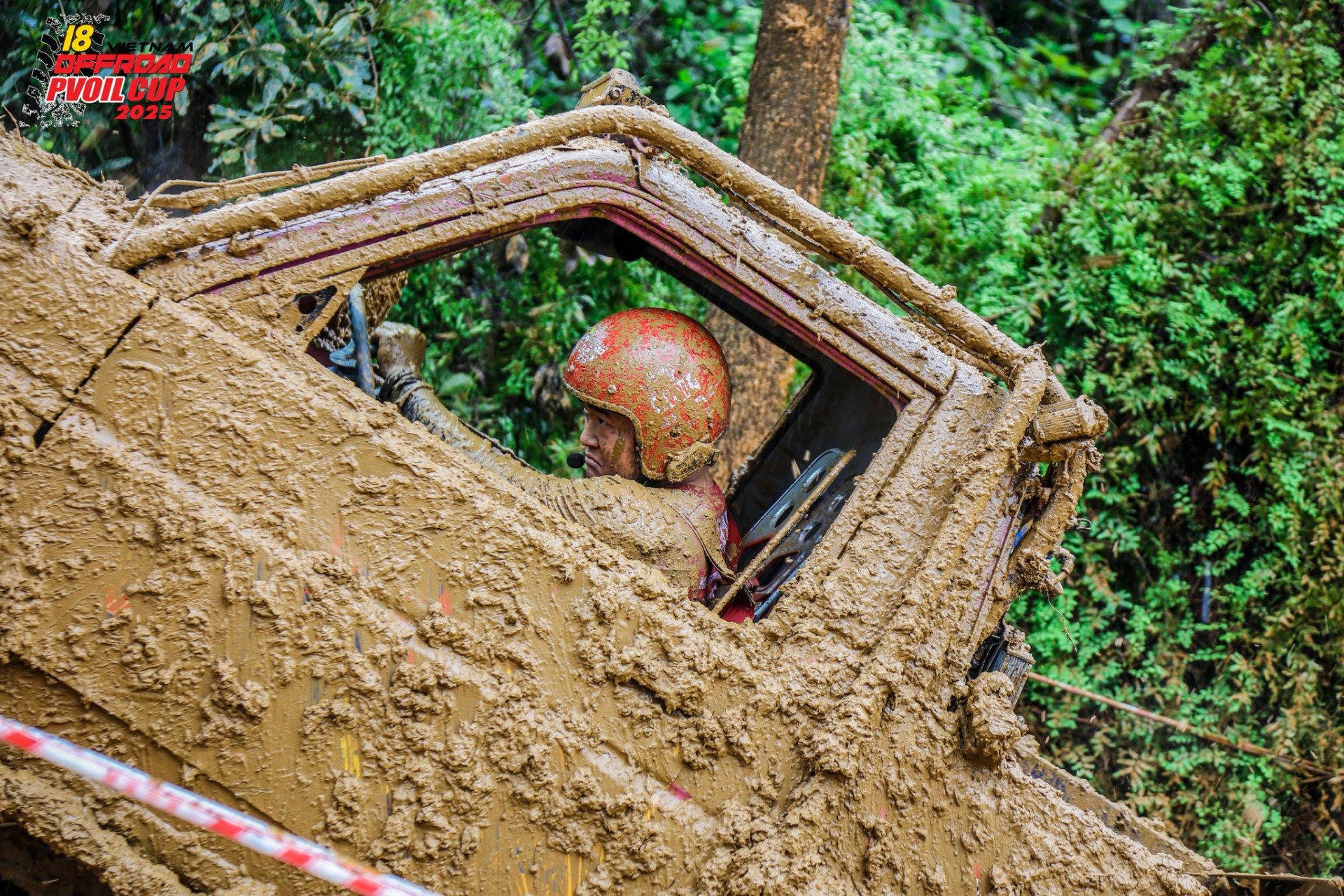 Màn 'tắm bùn' ấn tượng của những đội đua tại PVOIL VOC 2025