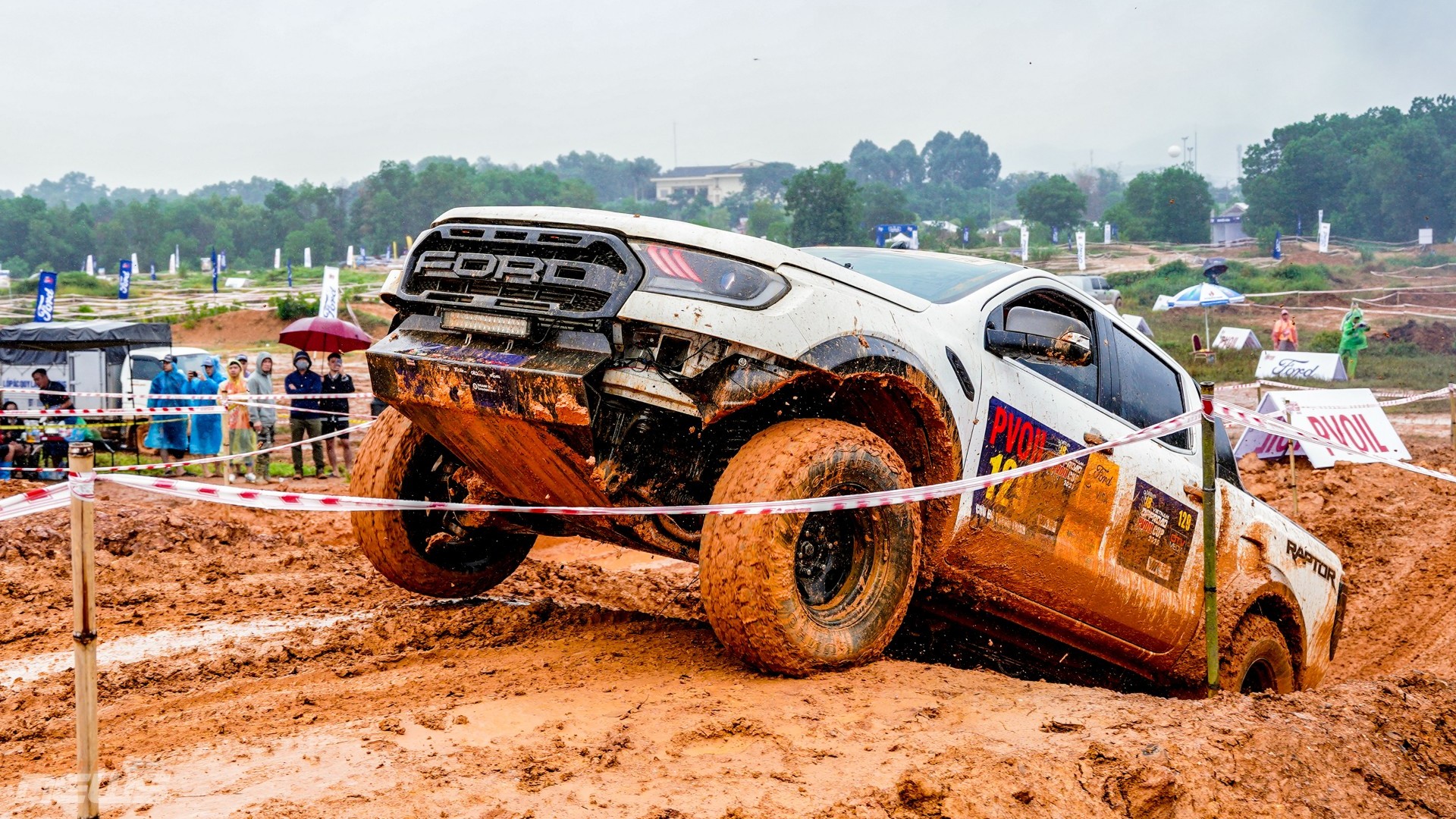 Hạng Cơ bản VOC 2025: Khi xe thương mại bước vào 'đấu trường bùn đất'