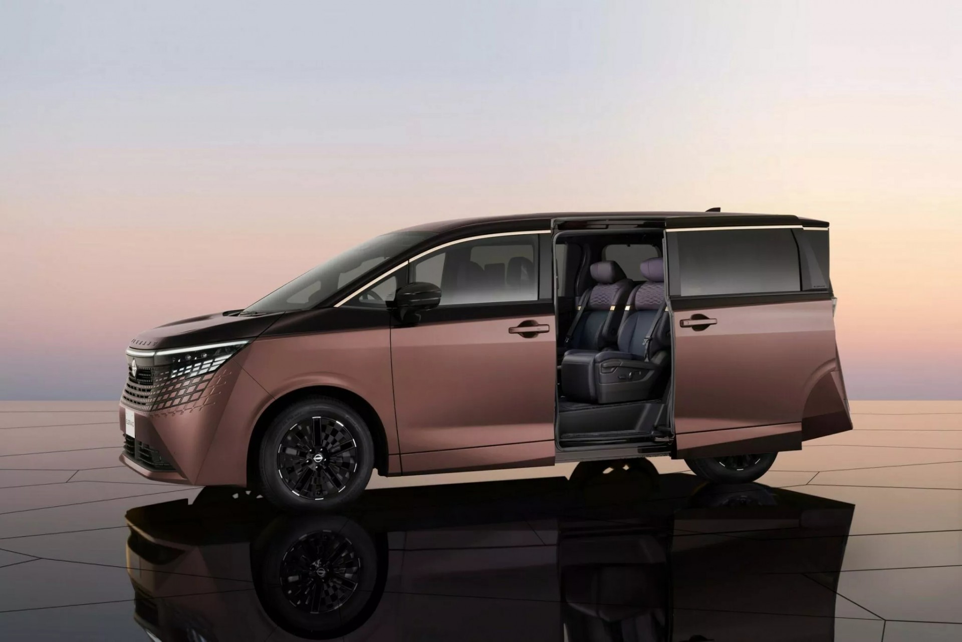 Phía bên của Nissan Elgrand 2026