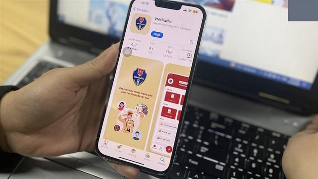 Tài xế có thể gia hạn giấy phép lái xe bằng ứng dụng VNeTraffic