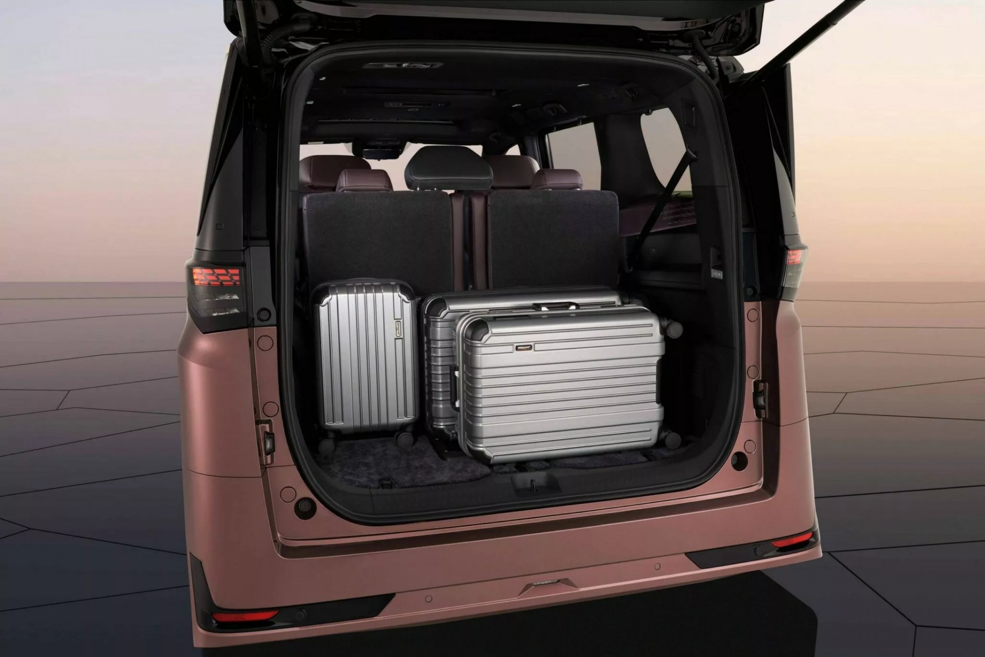 MPV Nissan Elgrand trở lại với thế hệ thứ tư mang diện mạo táo bạo, trang bị sang trọng Khoang chứa hành lý của Nissan Elgrand 2026