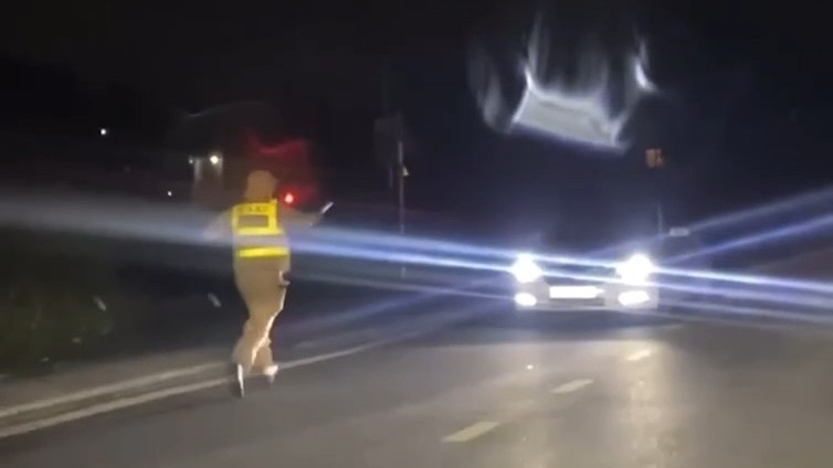 Tài xế vi phạm nồng độ cồn, lái ô tô đi lùi để trốn bị phạt nên lao xuống ruộng