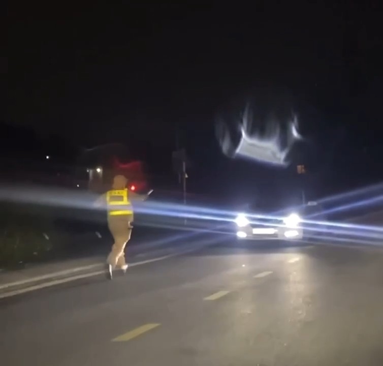 Hình ảnh chiến sĩ CSGT đuổi theo chiếc ô tô cố tình đi lùi