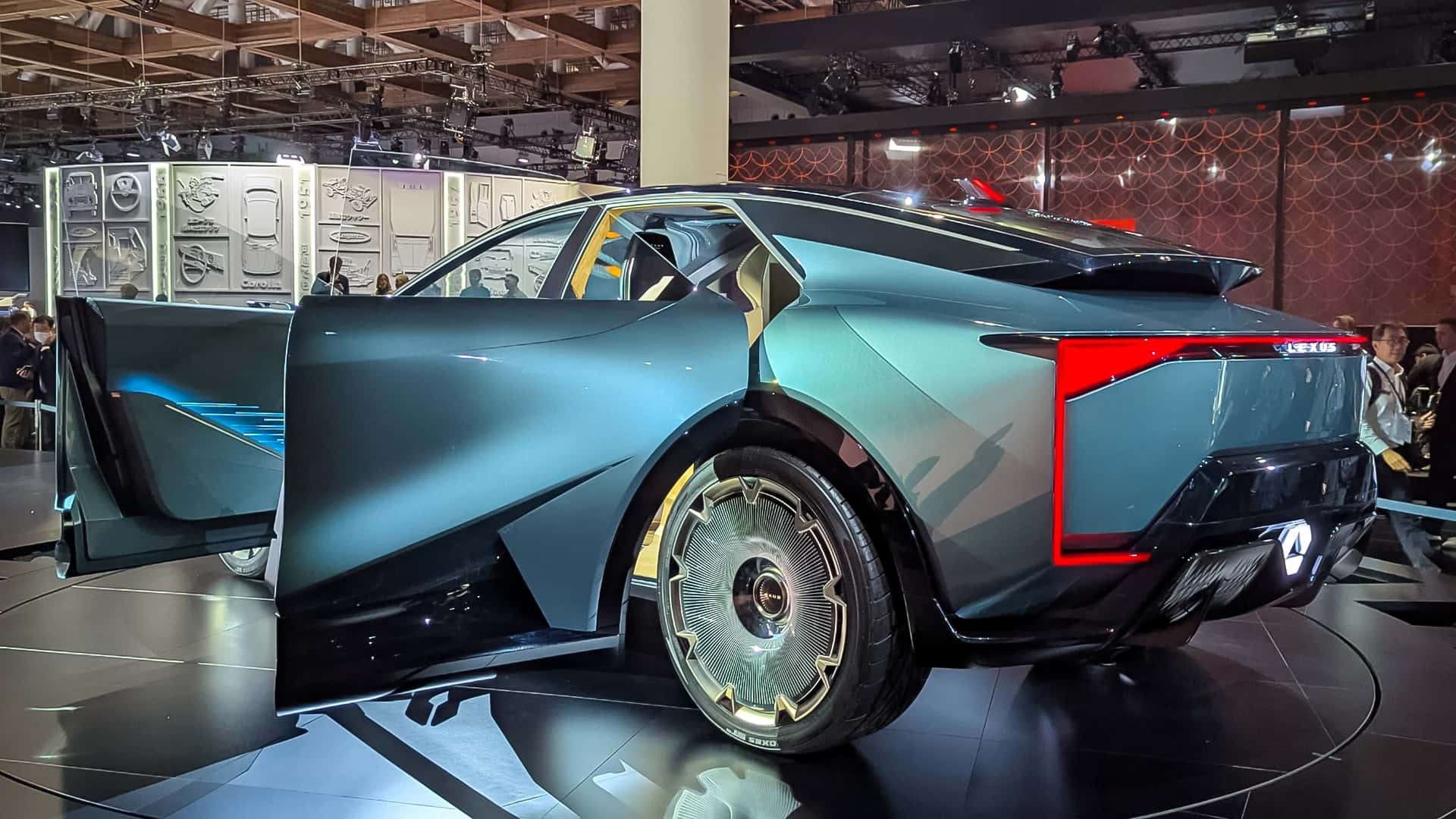 Lexus giới thiệu bộ ba xe concept LS cực sang và độc đáo tại Japan Mobility Show 2025 Phía sau của Lexus LS Coupe Concept