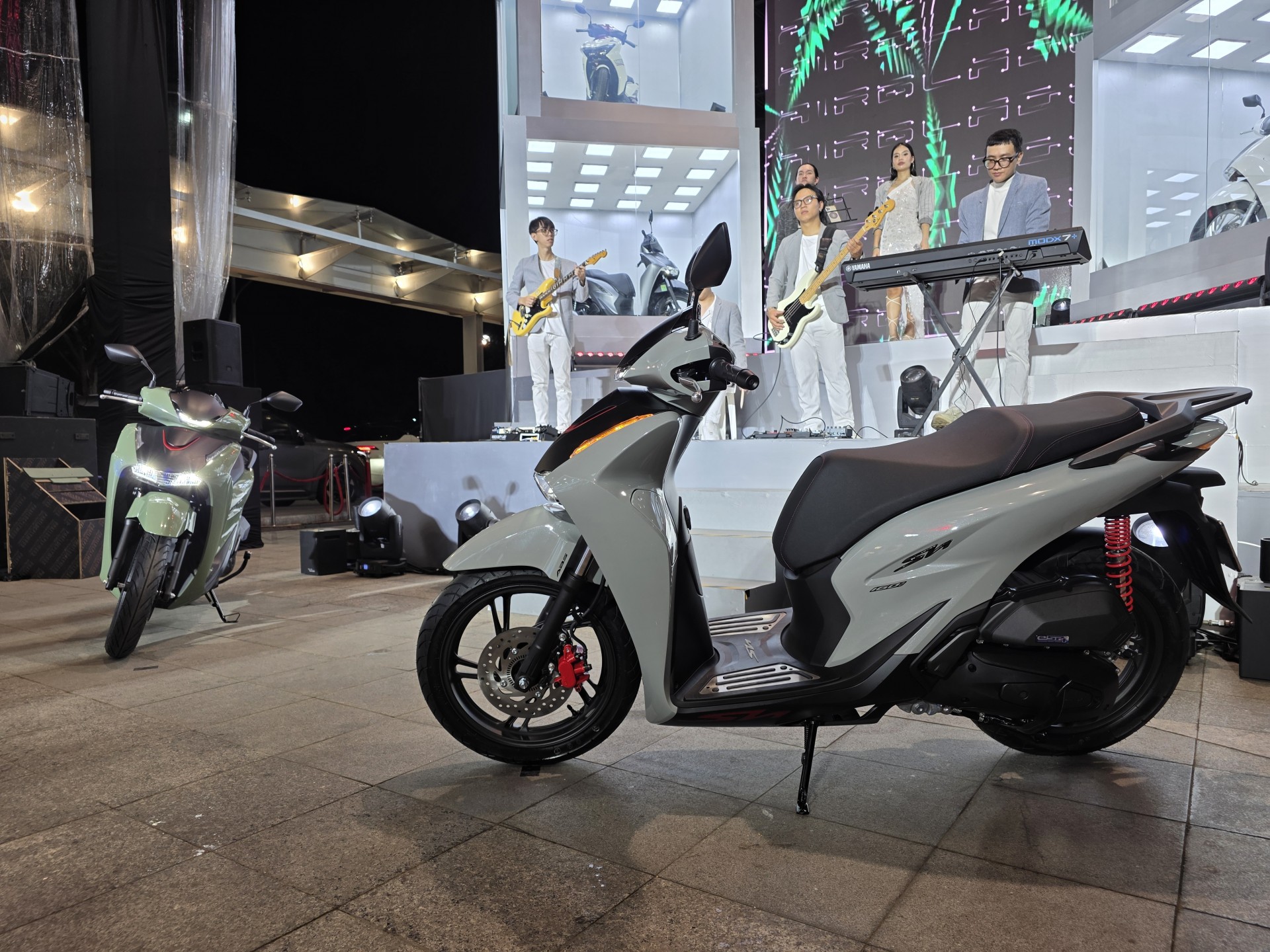 Honda SH và Air Blade 2026 ra mắt tại Việt Nam, giá cao nhất 104,3 triệu đồng Honda SH và Air Blade 2026 ra mắt tại Việt Nam, giá cao nhất 104,3 triệu đồng