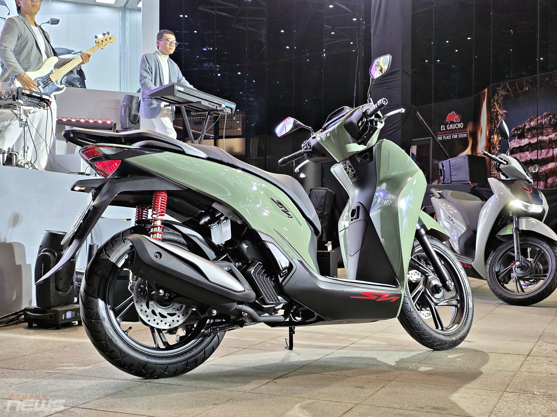 Cận cảnh Honda SH 2026 với thiết kế mới và màn hình TFT Cận cảnh Honda SH 2026 với thiết kế mới và màn hình TFT