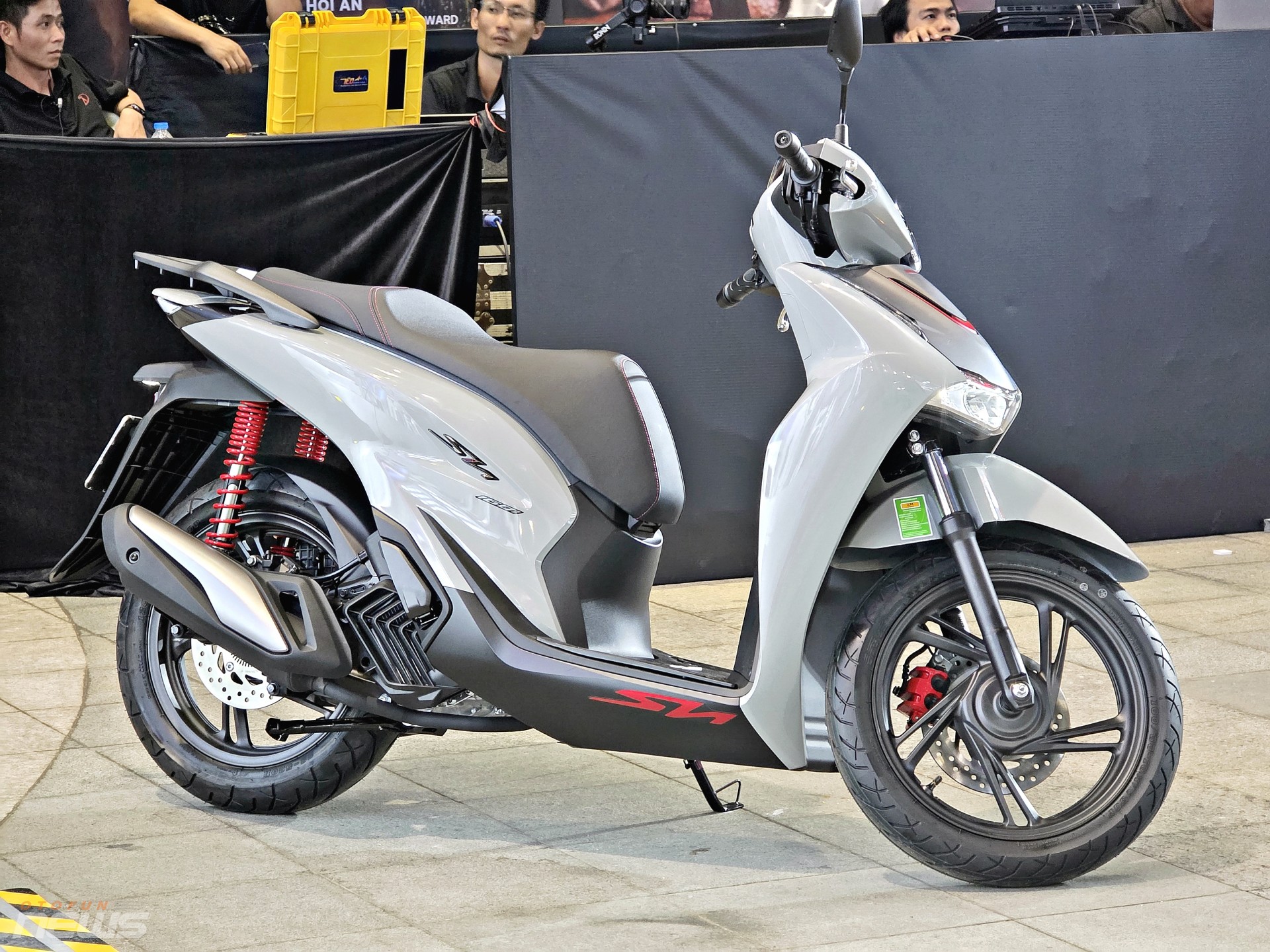 Cận cảnh Honda SH 2026 với thiết kế mới và màn hình TFT Cận cảnh Honda SH 2026 với thiết kế mới và màn hình TFT