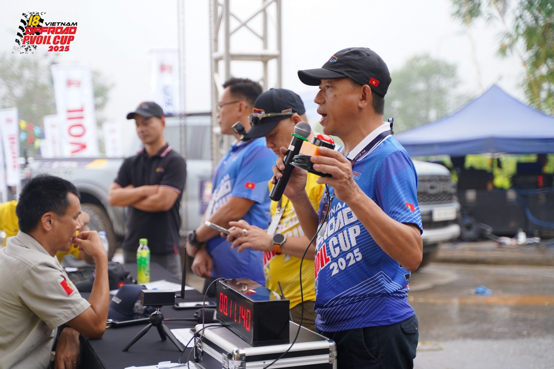 8 năm phát triển hệ thống chấm điểm đua xe thuần Việt mang tên VOC Smart Timekeeper Hình ảnh ông Nguyễn Đức Hoàng giới thiệu thiết bị mới là nút bấm start/stop nối vào màn LED hiện thời gian và đưa kết quả trực tiếp lên internet