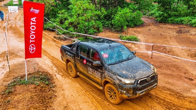 'Chiến mã' Toyota Hilux chinh phục cung lái thử hiểm trở tại PVOIL VOC 2025