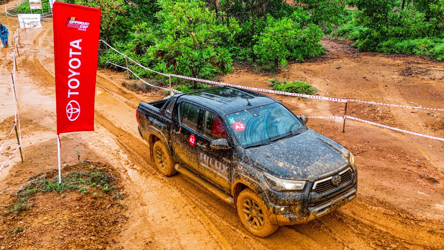 'Chiến mã' Toyota Hilux chinh phục cung lái thử hiểm trở tại PVOIL VOC 2025