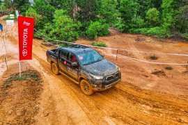 'Chiến mã' Toyota Hilux chinh phục cung lái thử hiểm trở tại PVOIL VOC 2025