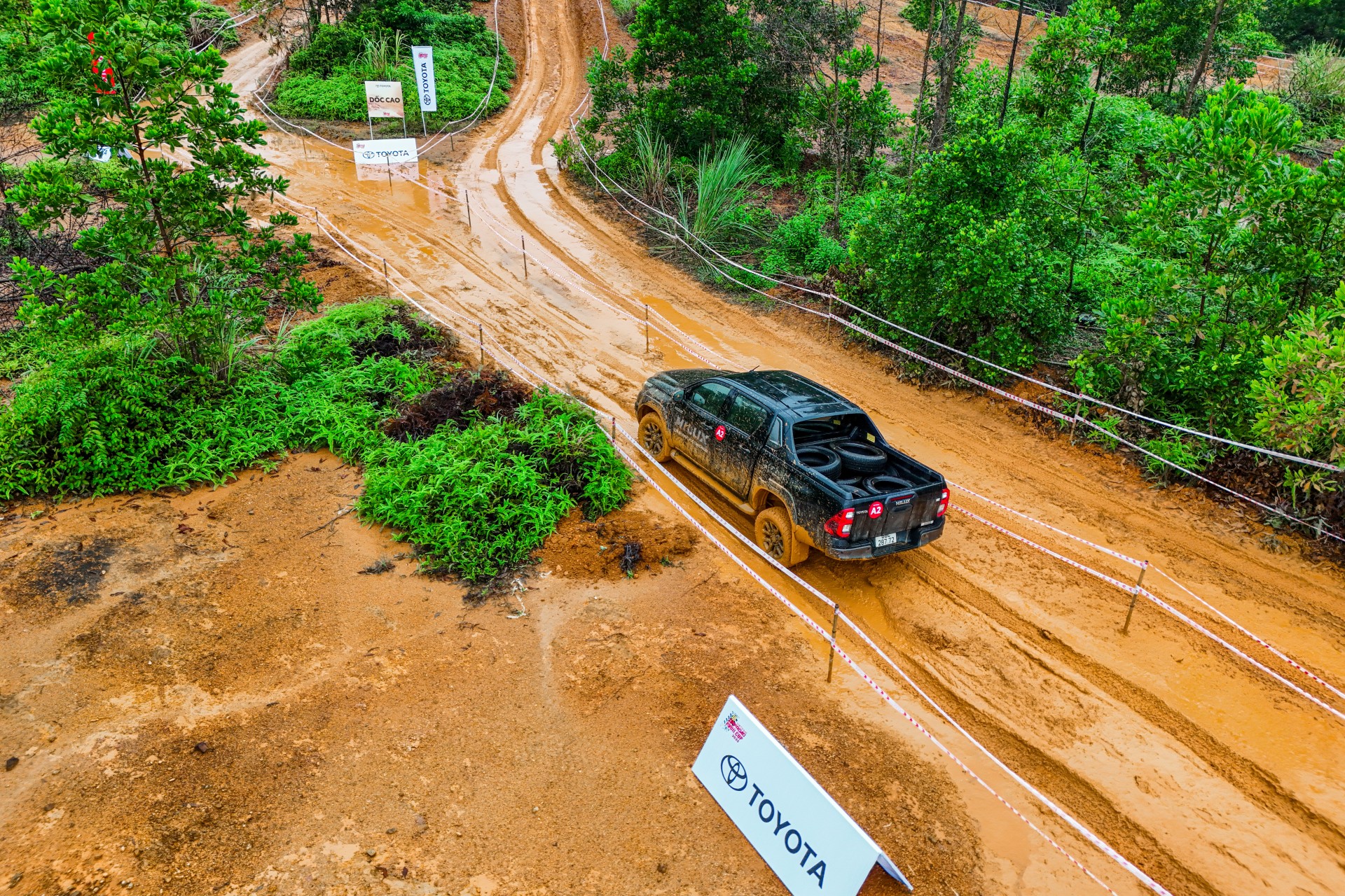 'Chiến mã' Toyota Hilux chinh phục cung lái thử hiểm trở tại PVOIL VOC 2025 'Chiến mã' Toyota Hilux chinh phục cung lái thử hiểm trở tại PVOIL VOC 2025