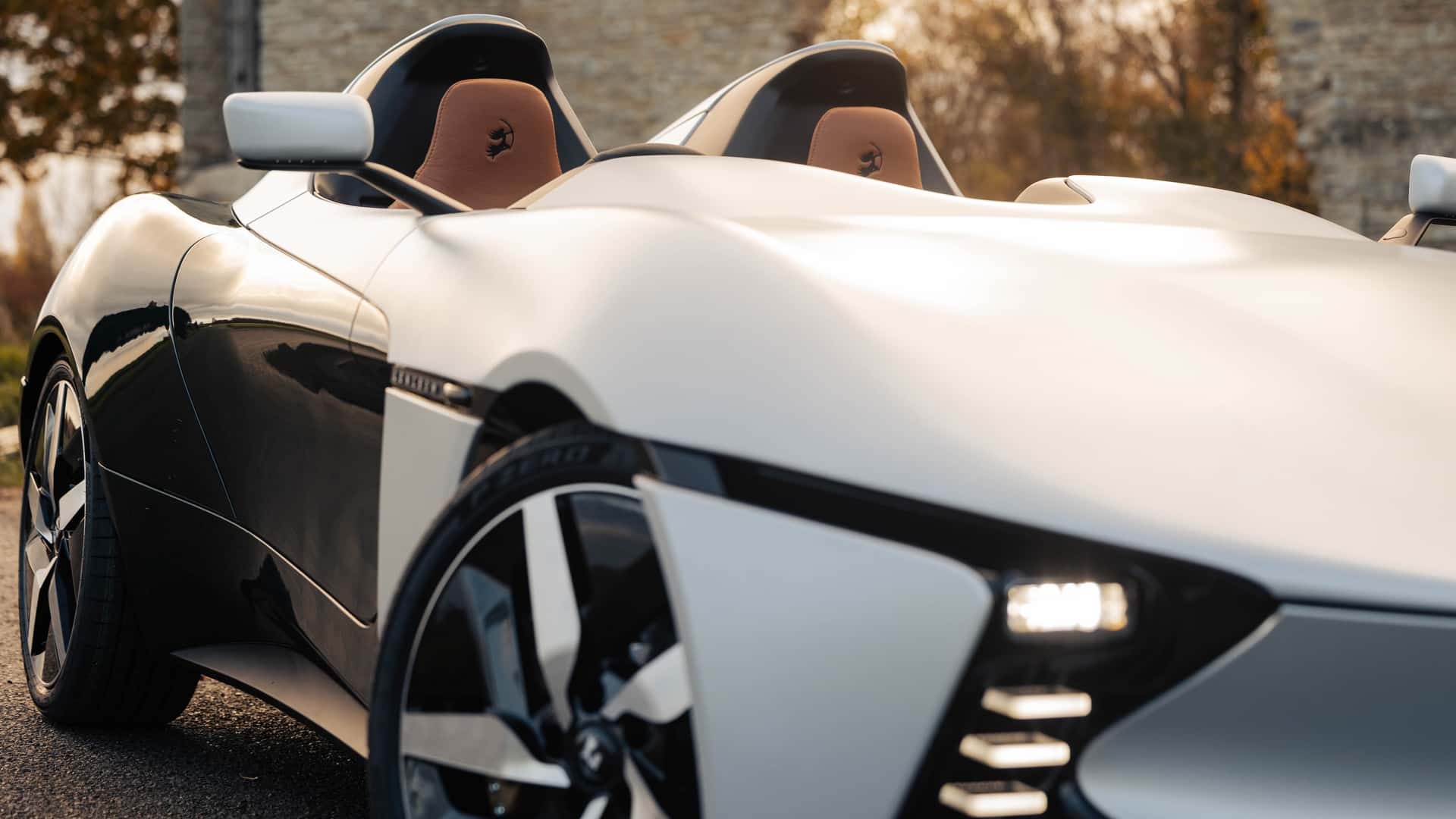 Longbow Speedster - mẫu xe thể thao điện nặng chưa đến 900 kg, chế tạo bởi cựu nhân viên Tesla Longbow Speedster có hai chỗ ngồi, cabin mở và không cửa kính