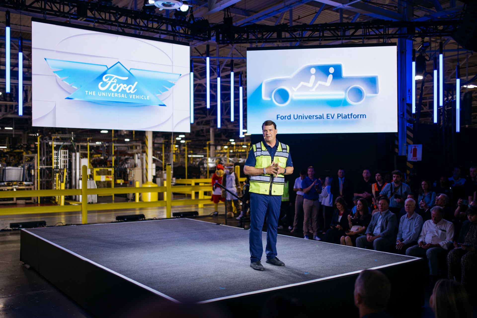 Ford có khả năng sẽ sớm khai tử mẫu xe bán tải điện F-150 Lightning CEO Ford, Jim Farley, giới thiệu nền tảng khung gầm xe điện mới Universal EV Platform