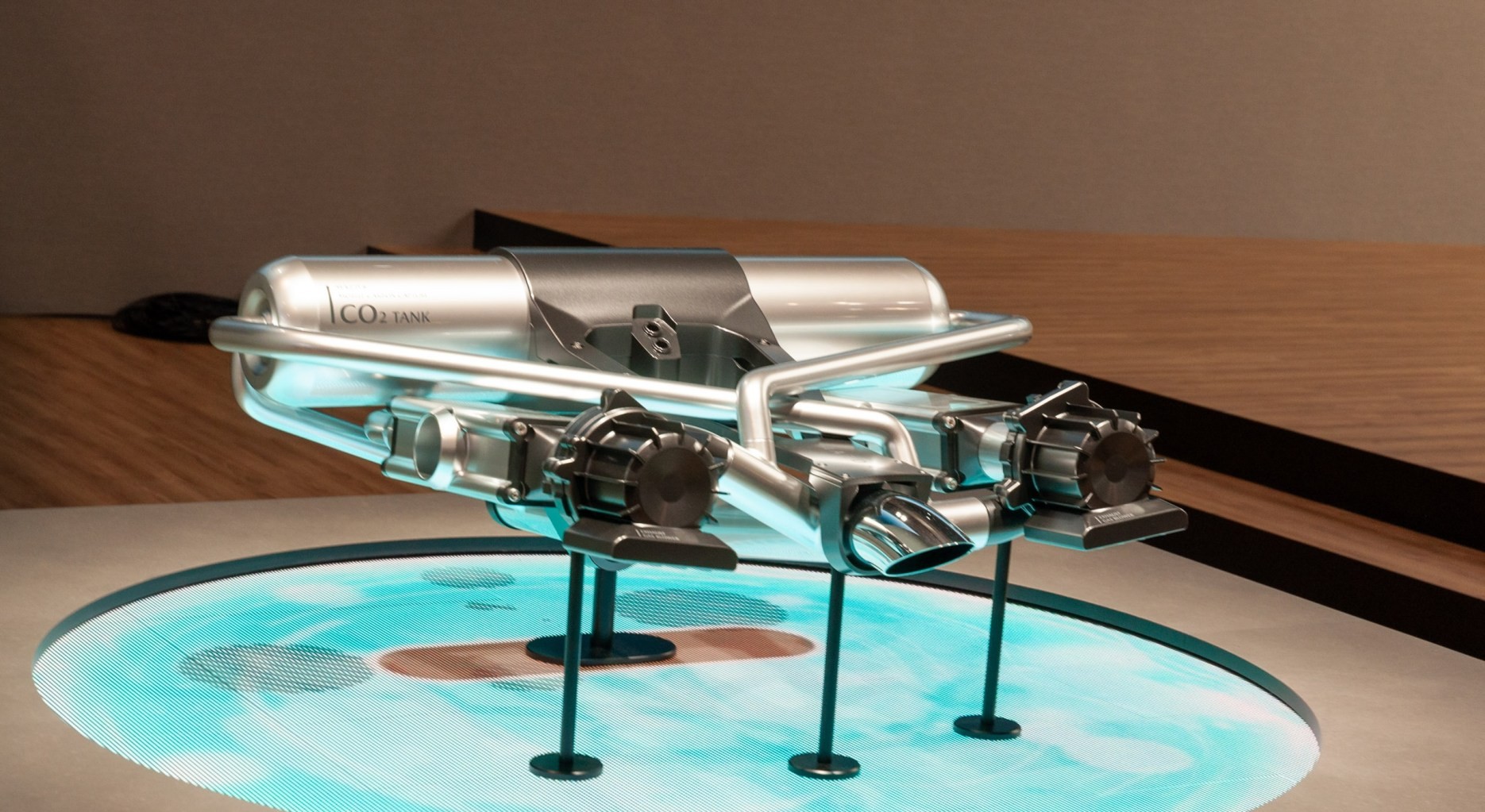 Với công nghệ mới này, xe động cơ đốt trong Mazda sẽ Công nghệ thu hồi khí thải CO₂ hoàn toàn mới mang tên “Mobile Carbon Capture” của Mazda