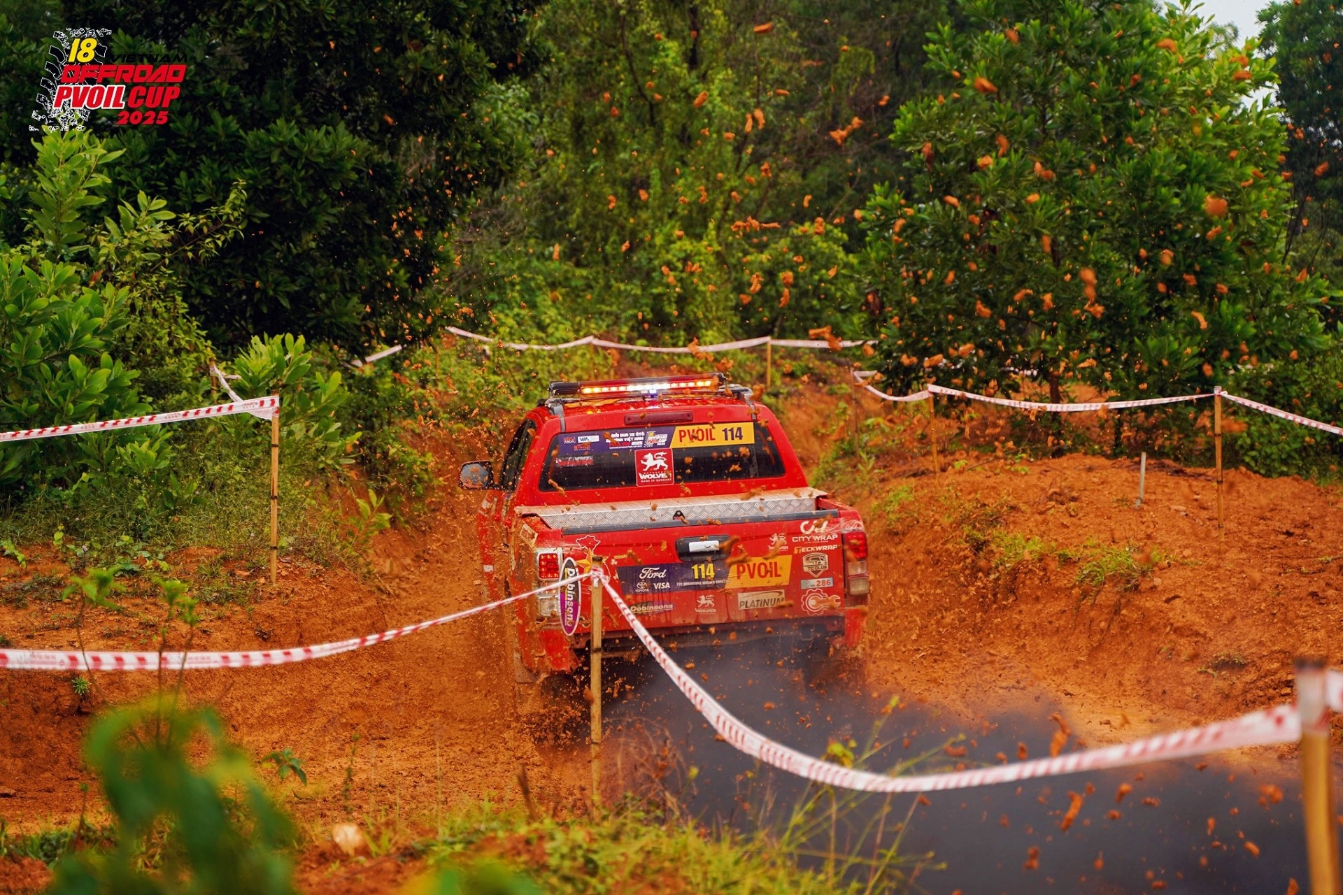 Thành công của đội 114 có một phần đóng góp từ chiếc Chevrolet Colorado 2018 vững vàng qua từng cung đường