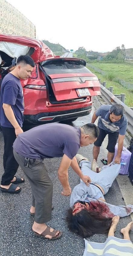 VinFast VF 9 tông đuôi xe tải trên cao tốc, hư hỏng nghiêm trọng