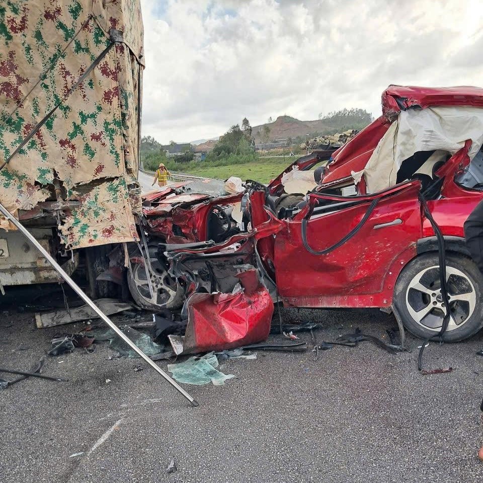 VinFast VF 9 tông đuôi xe tải trên cao tốc, hư hỏng nghiêm trọng