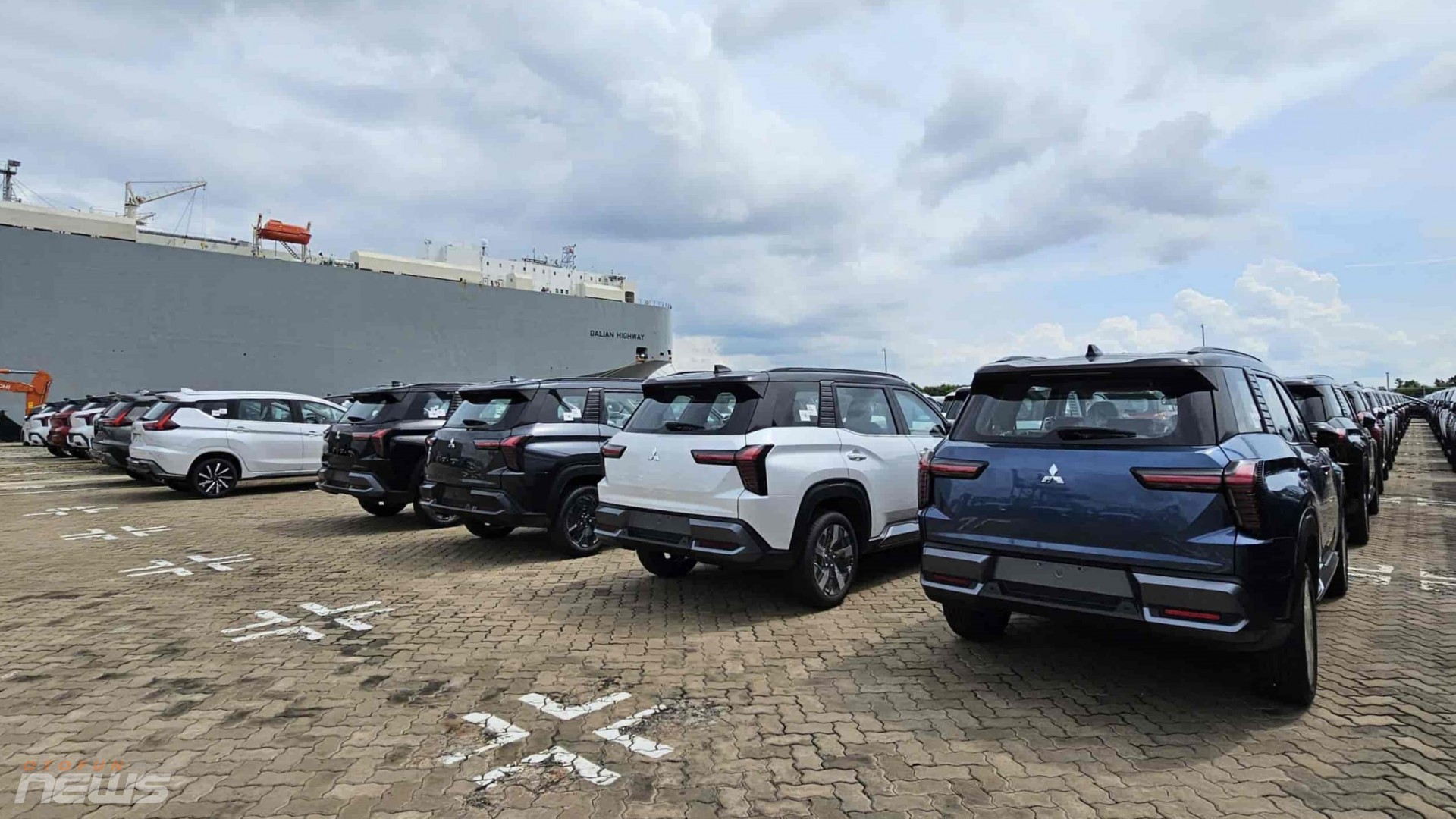 Lô xe Mitsubishi Destinator cập cảng Việt Nam, chuẩn bị ra mắt đầu tháng 12