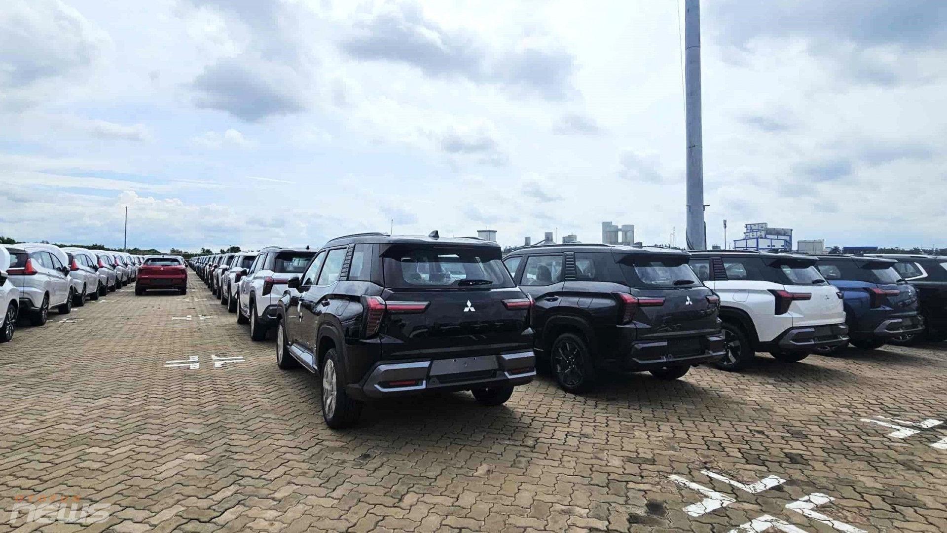 Lô xe Mitsubishi Destinator cập cảng Việt Nam, chuẩn bị ra mắt đầu tháng 12