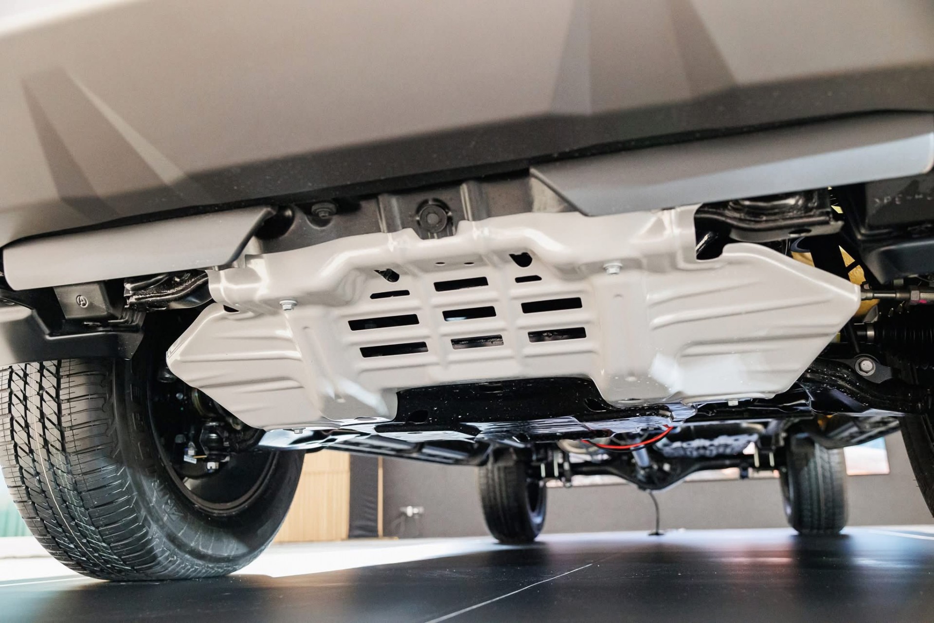 Cận cảnh Toyota Hilux thế hệ mới, giá từ quy đổi 628 triệu đồng, có bản EV chạy 351km