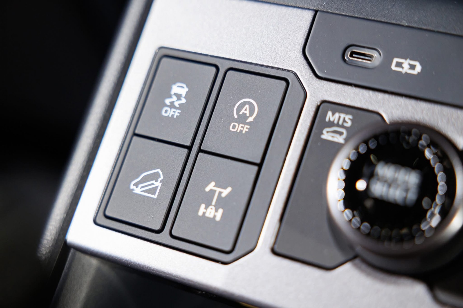 Cận cảnh Toyota Hilux thế hệ mới, giá từ quy đổi 628 triệu đồng, có bản EV chạy 351km