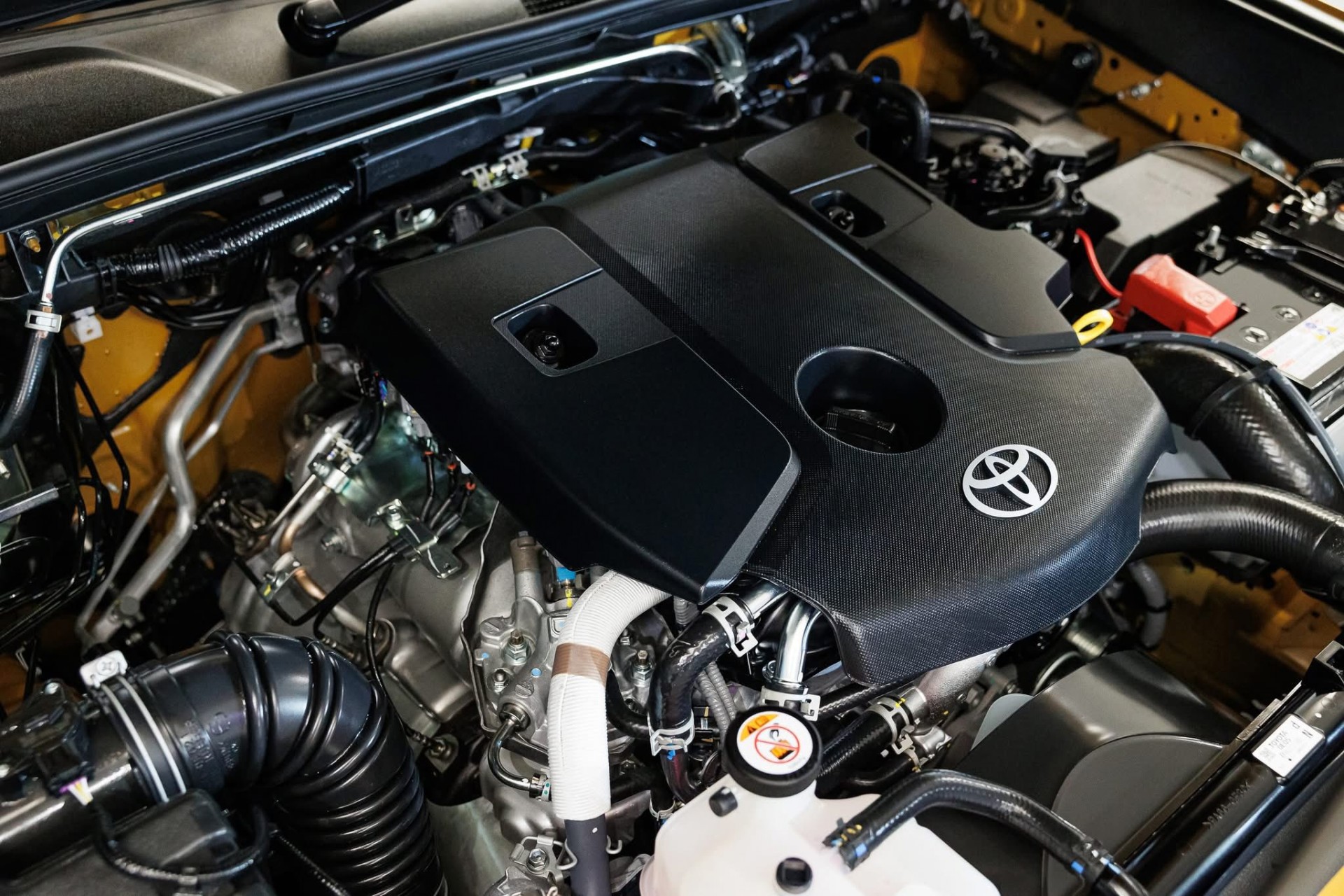 Cận cảnh Toyota Hilux thế hệ mới, giá từ quy đổi 628 triệu đồng, có bản EV chạy 351km