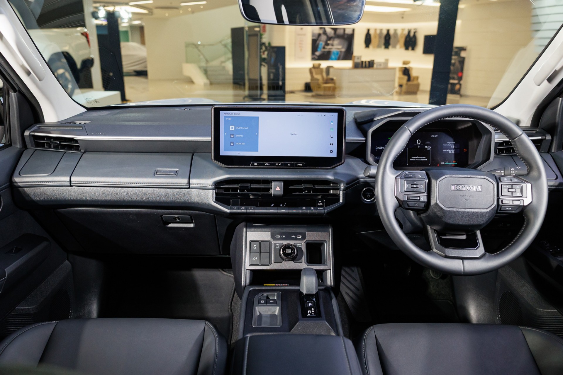 Cận cảnh Toyota Hilux thế hệ mới, giá từ quy đổi 628 triệu đồng, có bản EV chạy 351km