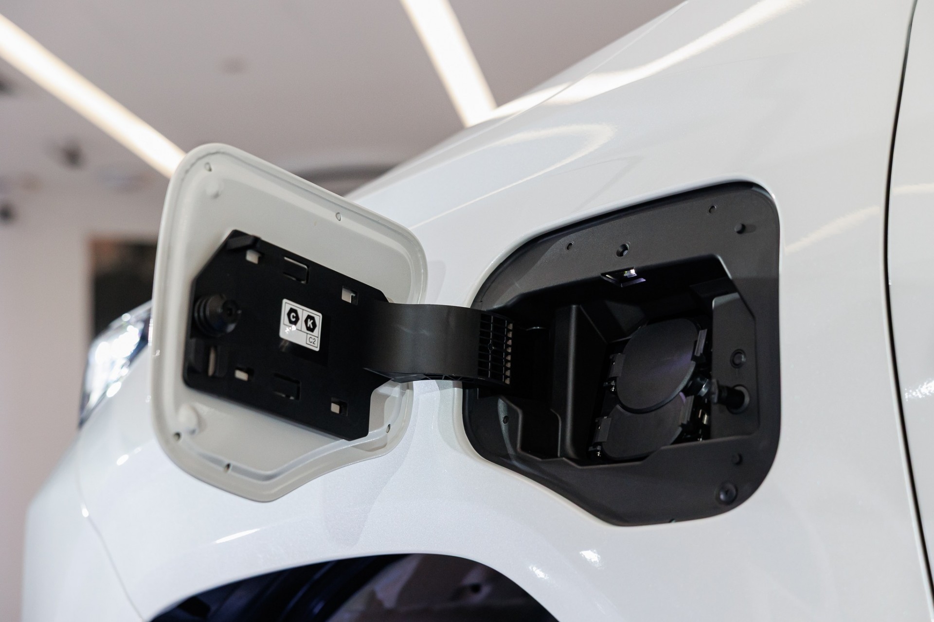 Cận cảnh Toyota Hilux thế hệ mới, giá từ quy đổi 628 triệu đồng, có bản EV chạy 351km